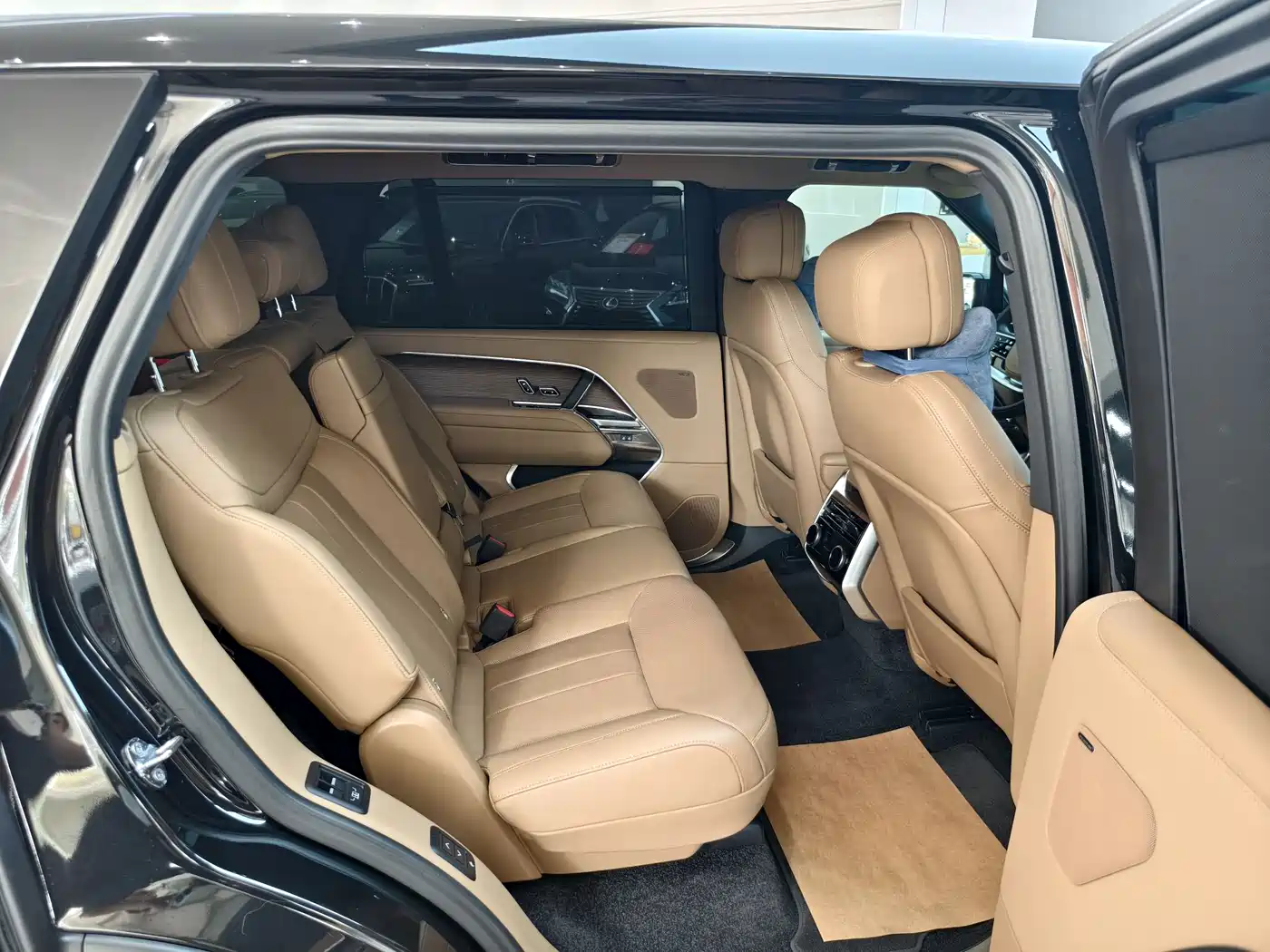 Land Rover Range Rover 2025 3.0 L6 400PS Flourishing Era Extended Wheelbase 7-Seater фото 7