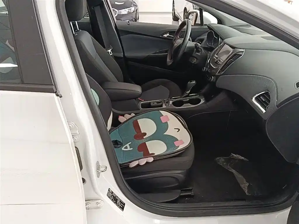 Chevrolet Cruze 2018 Hatchback 320 Automatic Pioneer Sunroof Edition фото 25