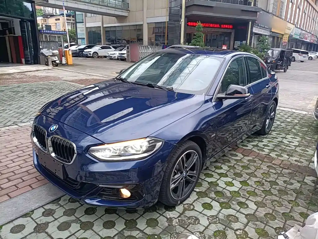 BMW 1 Series 2018 118i Sport Edition фото 2