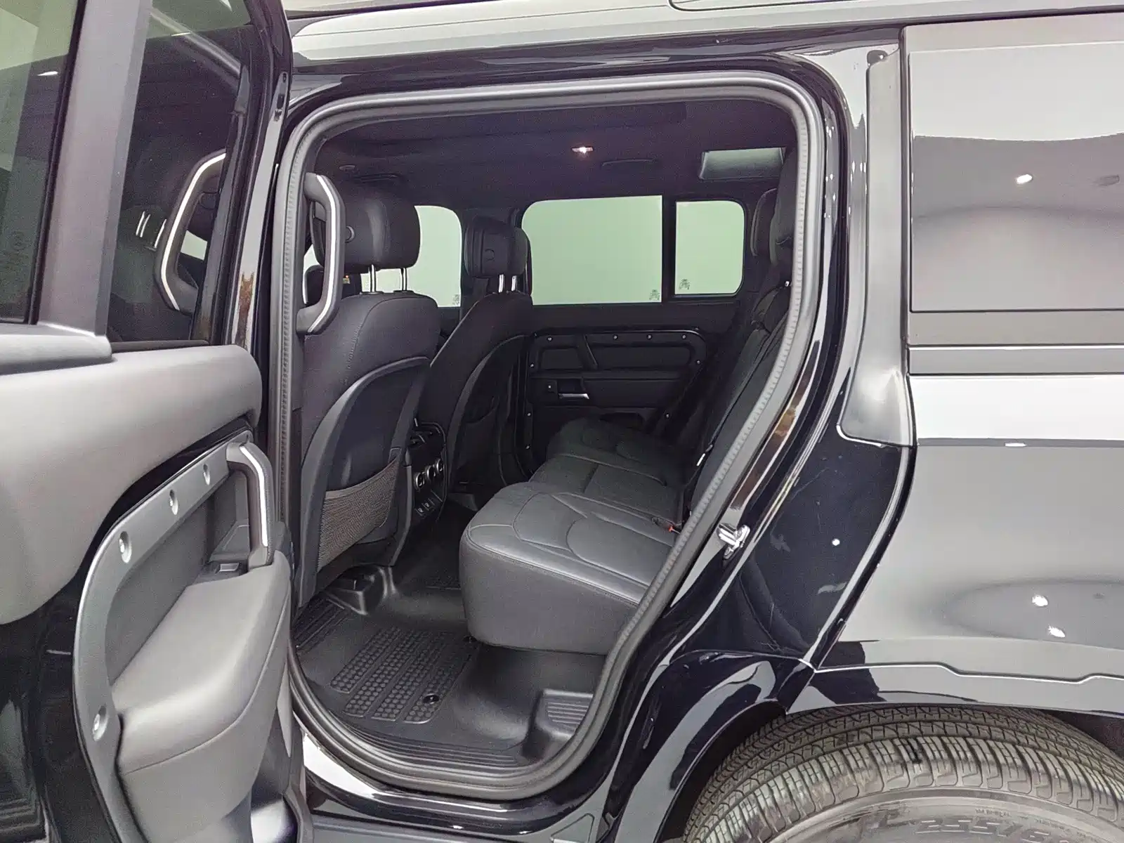 Photo 14 - Land Rover Defender
