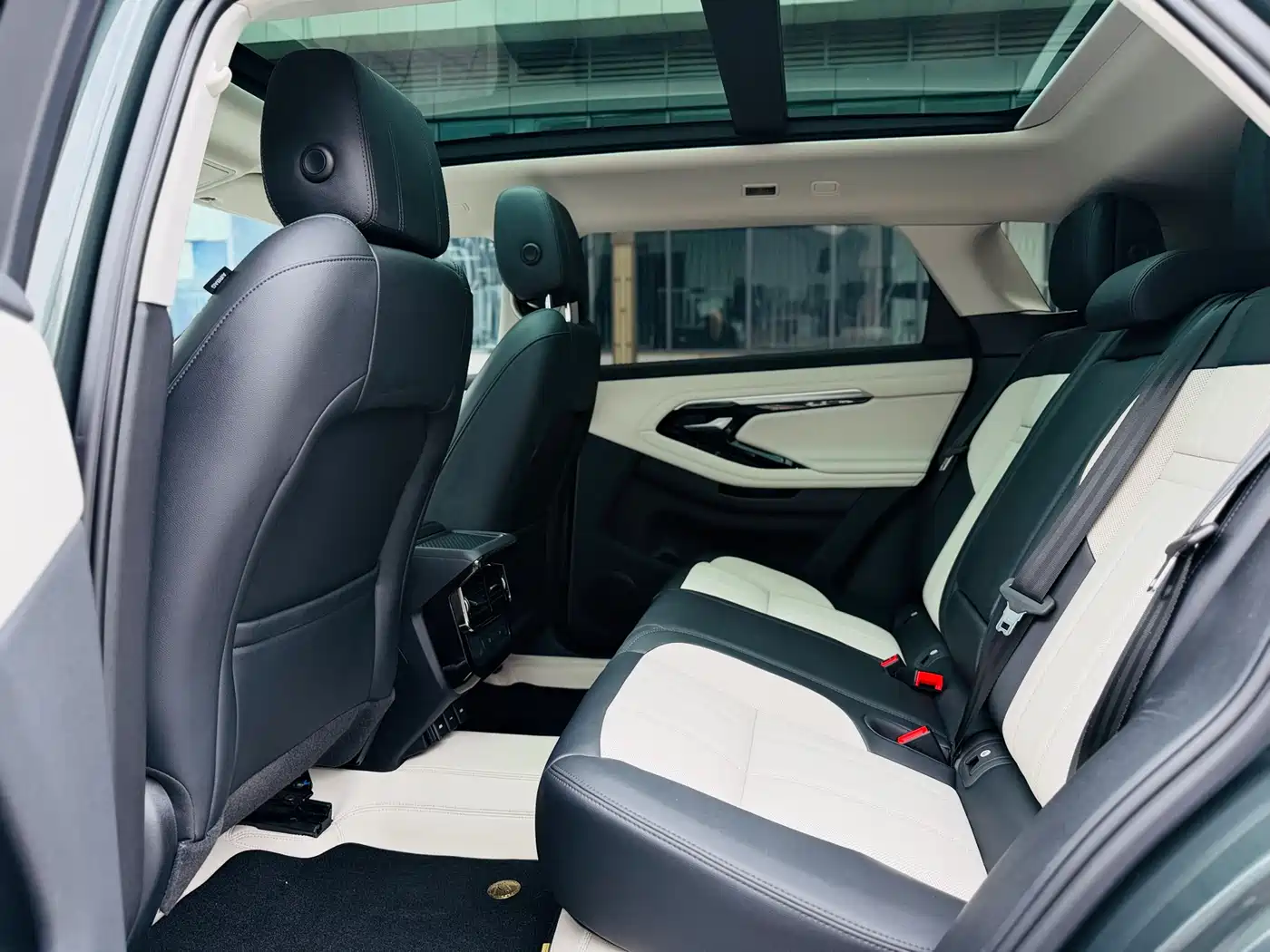 Land Rover Range Rover Evoque 2023 Range Rover Evoque L 249PS Luxury Edition фото 9
