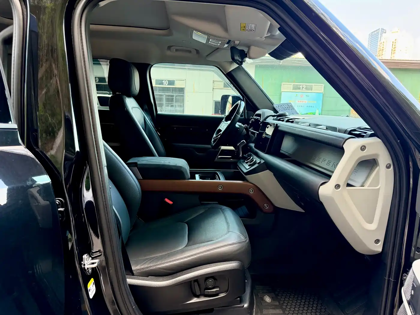 Land Rover Defender 2022 110 P400 Dark Special Edition фото 15