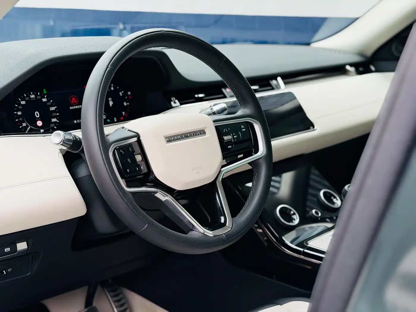 Land Rover Range Rover Evoque 2023 Range Rover Evoque L 249PS Luxury Edition фото 10