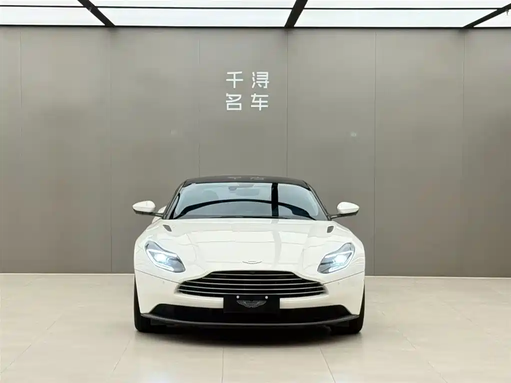 Фото 2 - Aston Martin DB11