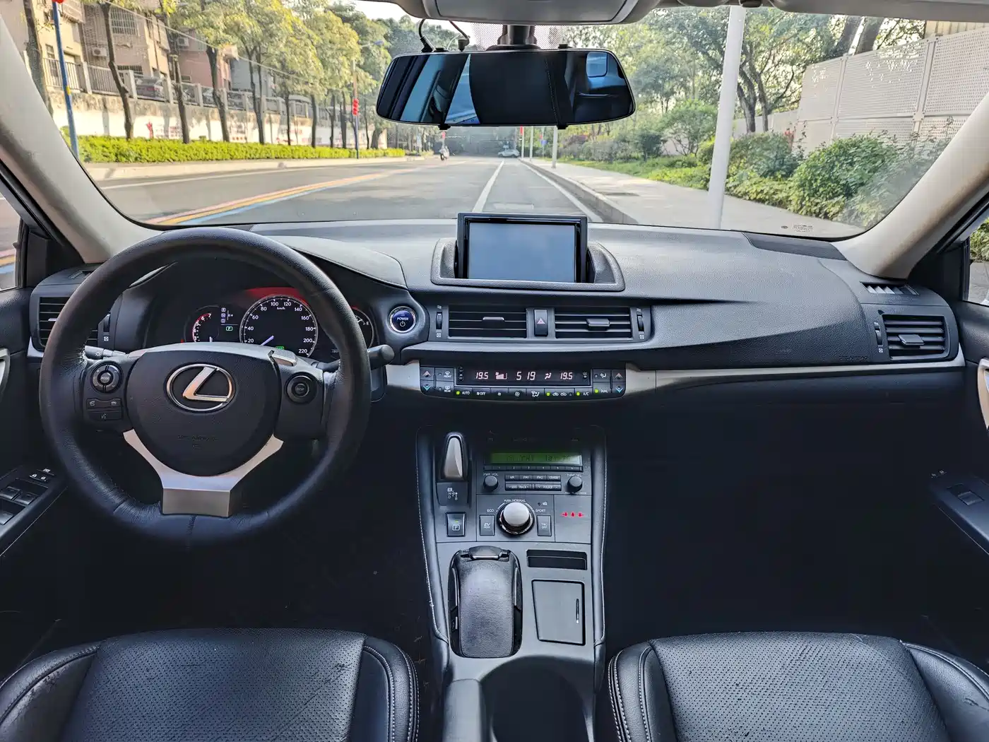 Lexus CT 2015 CT200h Dark Knight Edition фото 30