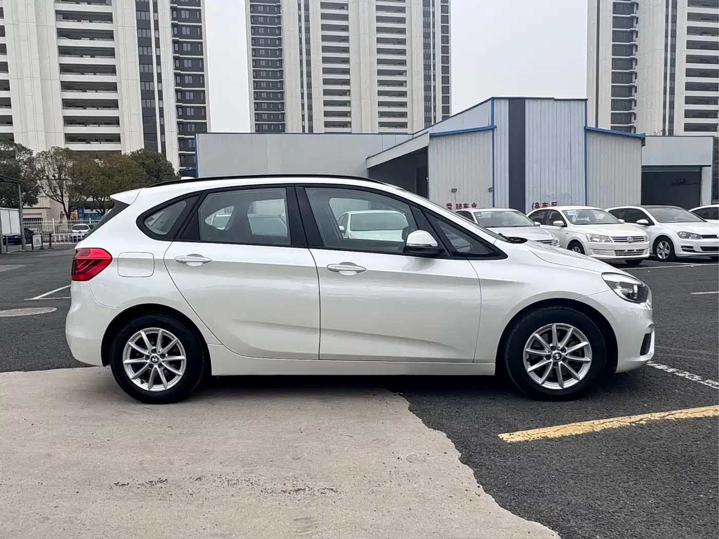 BMW 2 Series Touring 2018 218i Sport Line фото 8