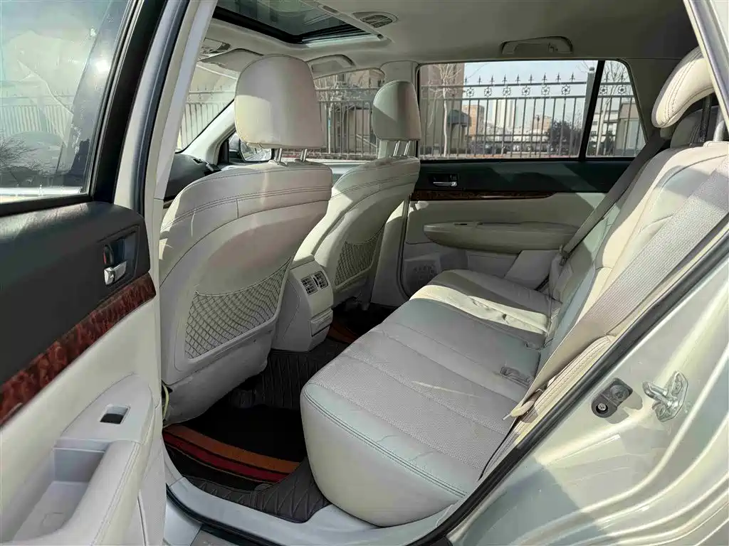 Subaru Outback 2010 2.5i Luxury Navigation фото 9
