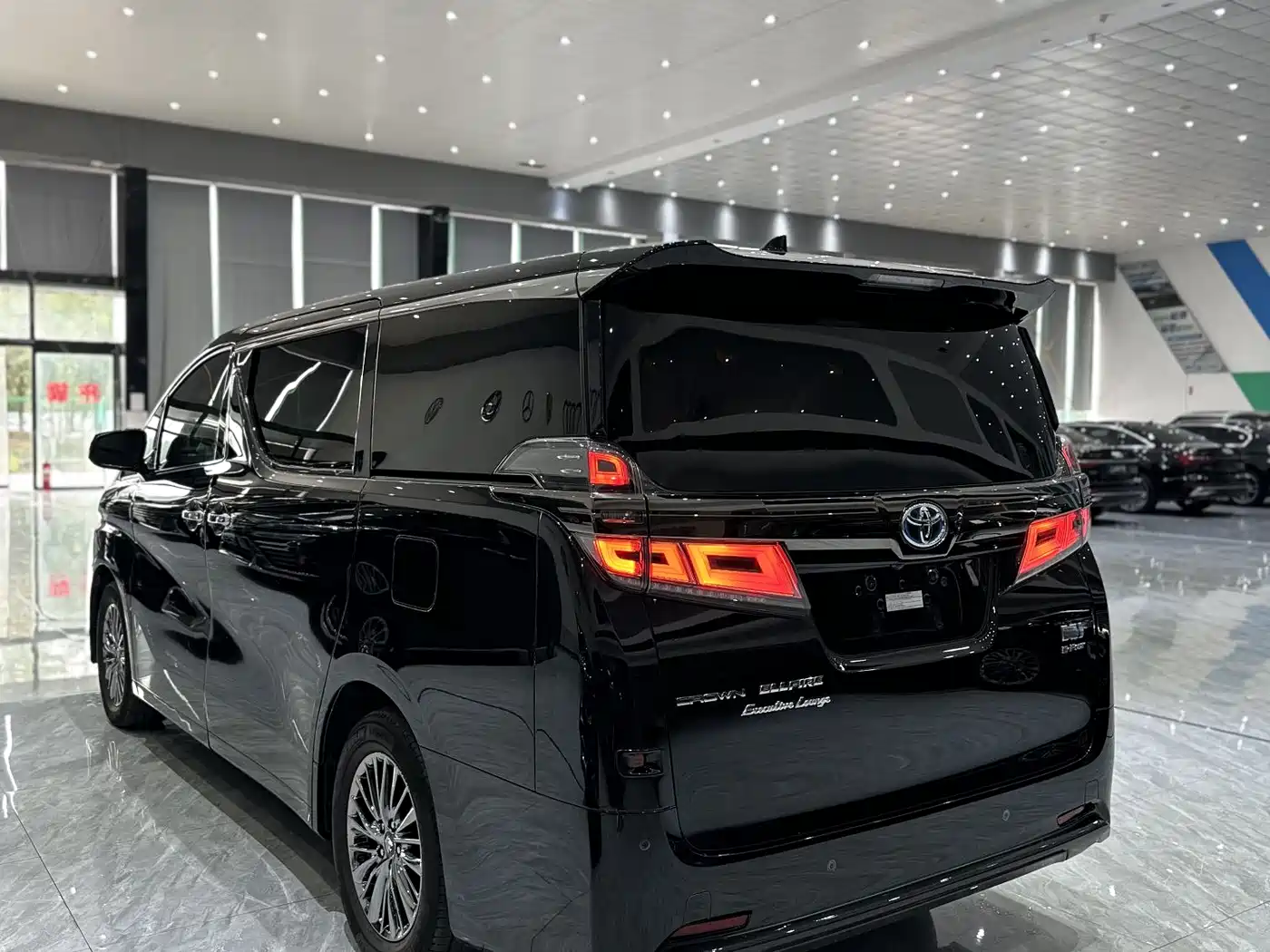 Toyota Vellfire 2023 Crown Hybrid 2.5L HV Premium фото 19