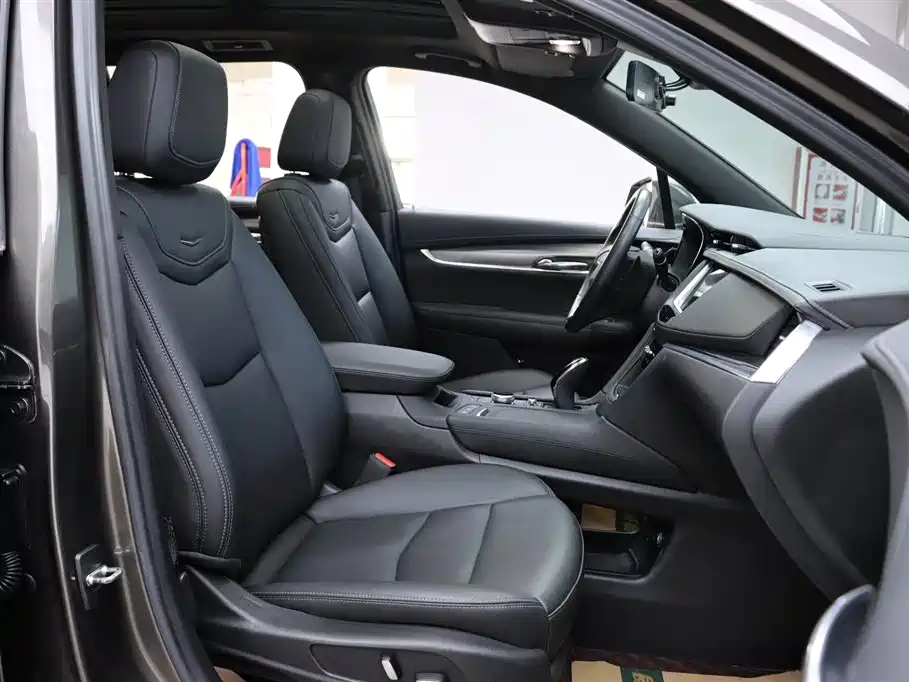 Фото 15 - Cadillac XT6