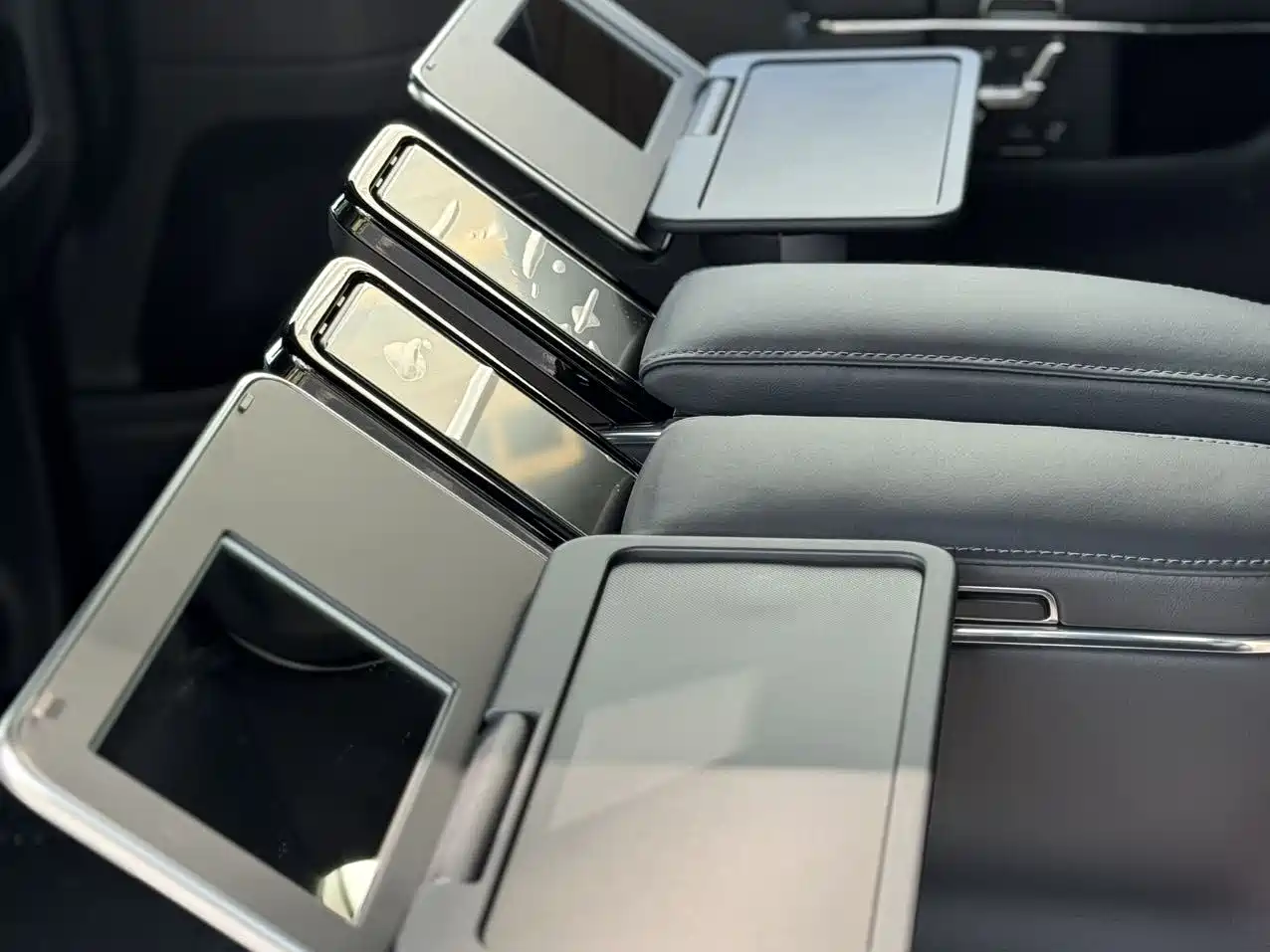 Toyota Alphard 2025 Hybrid 2.5L Ultimate Gold Edition фото 13