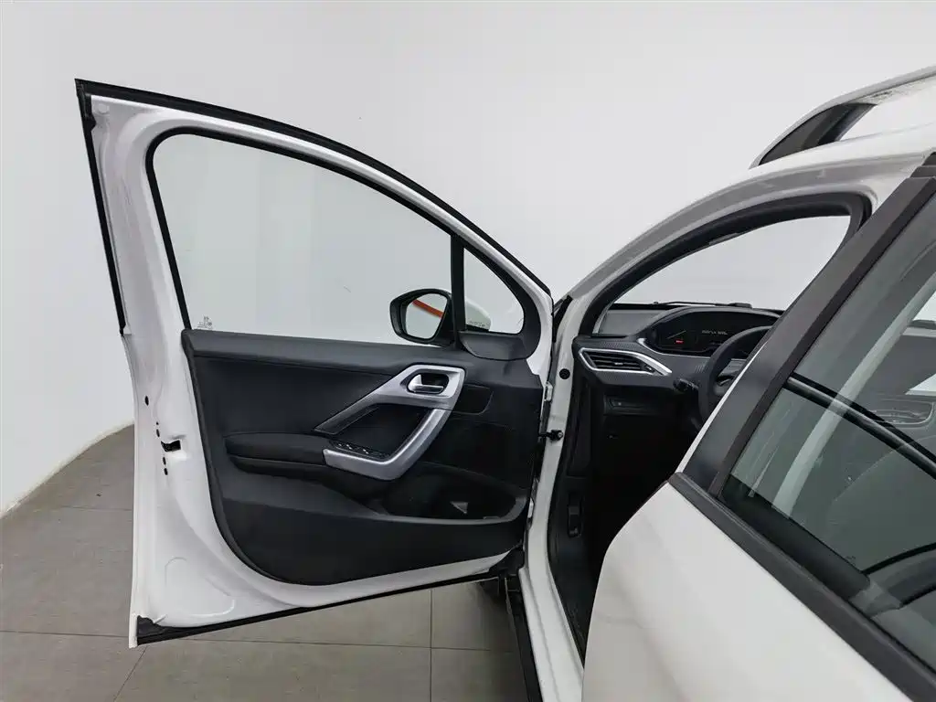 Peugeot 2008 2014 1.6L Automatic Trend Edition фото 8