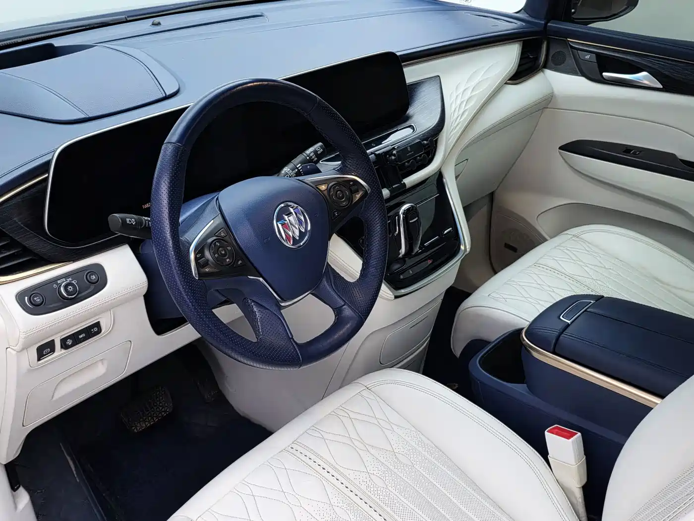 Photo 44 - Buick GL8