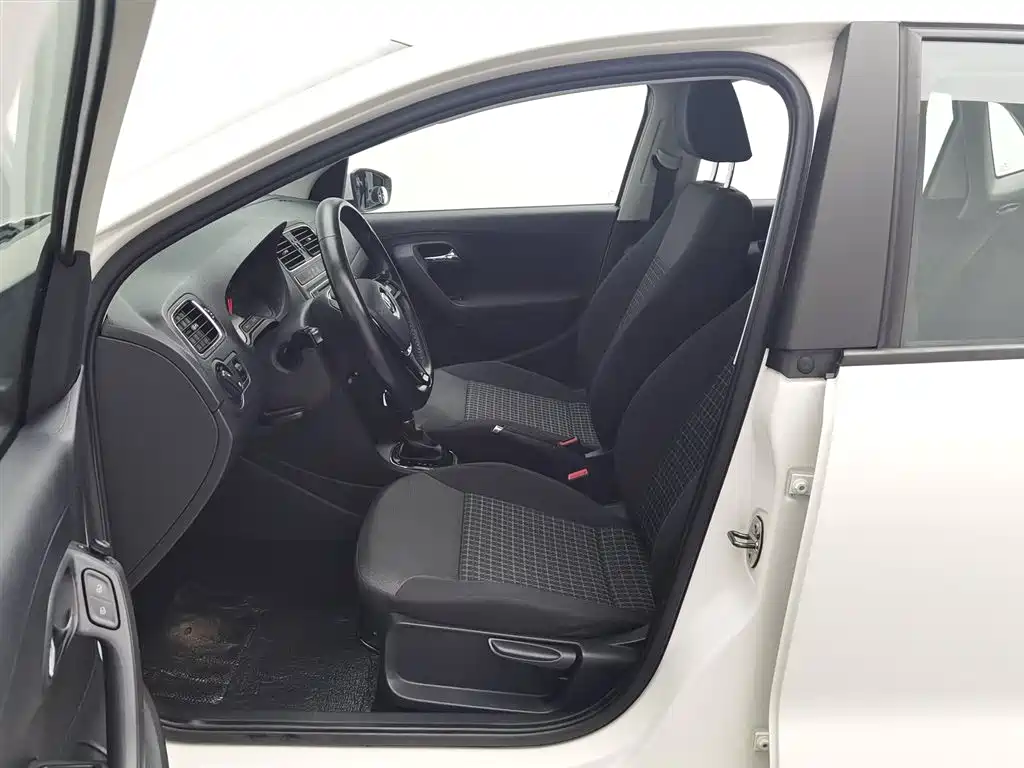 Volkswagen Polo 2016 1.6L Automatic Comfort фото 10