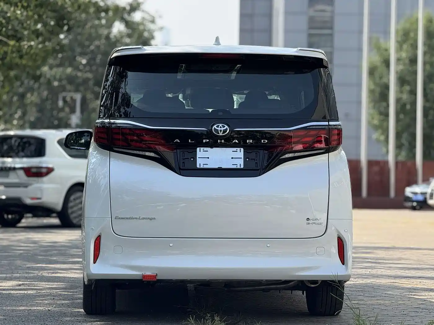 Toyota Alphard 2025 Hybrid 2.5L Ultimate Gold Edition фото 5