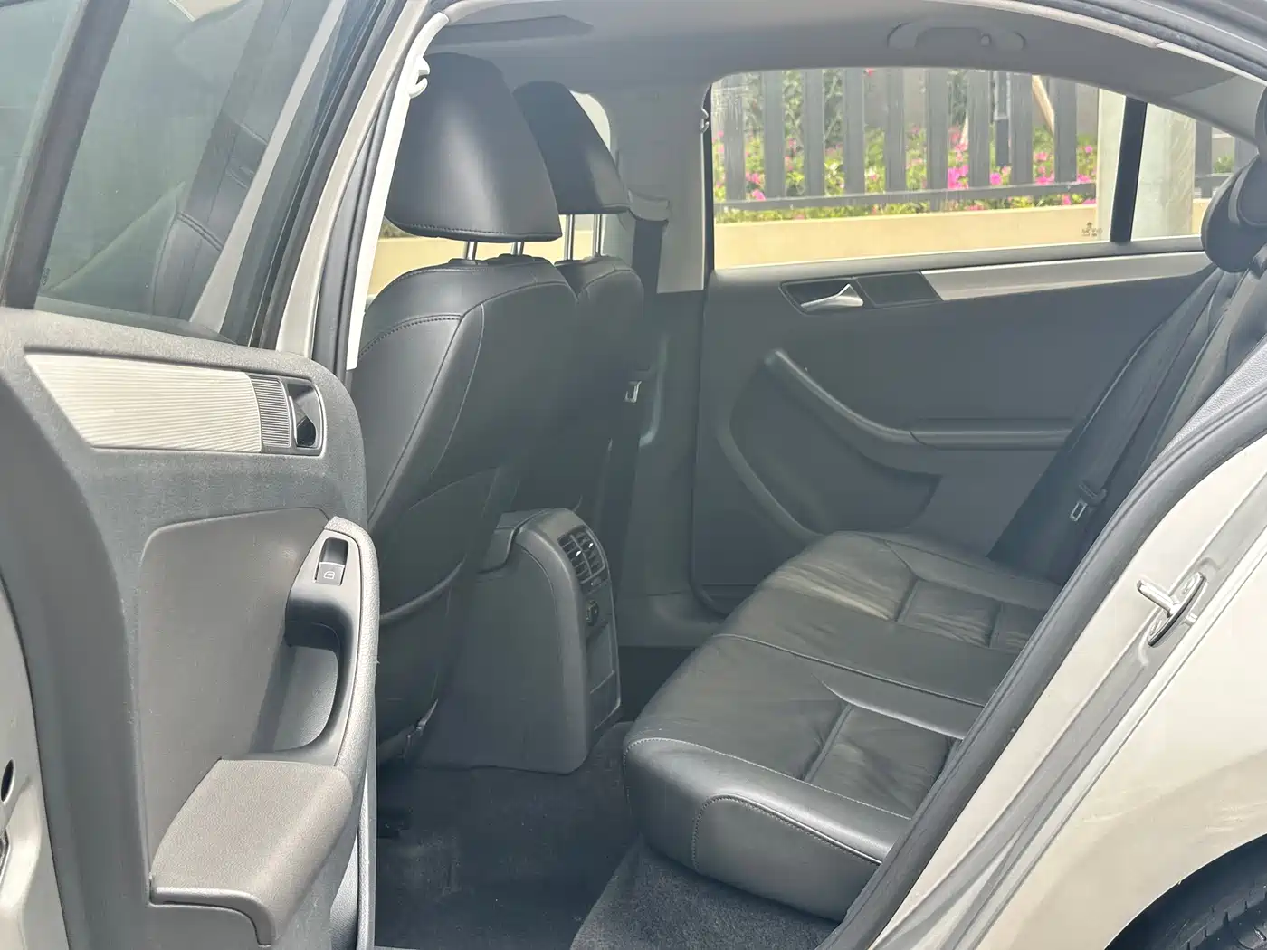 Volkswagen Sagitar 2014 Facelift 1.6L Automatic Comfort фото 5