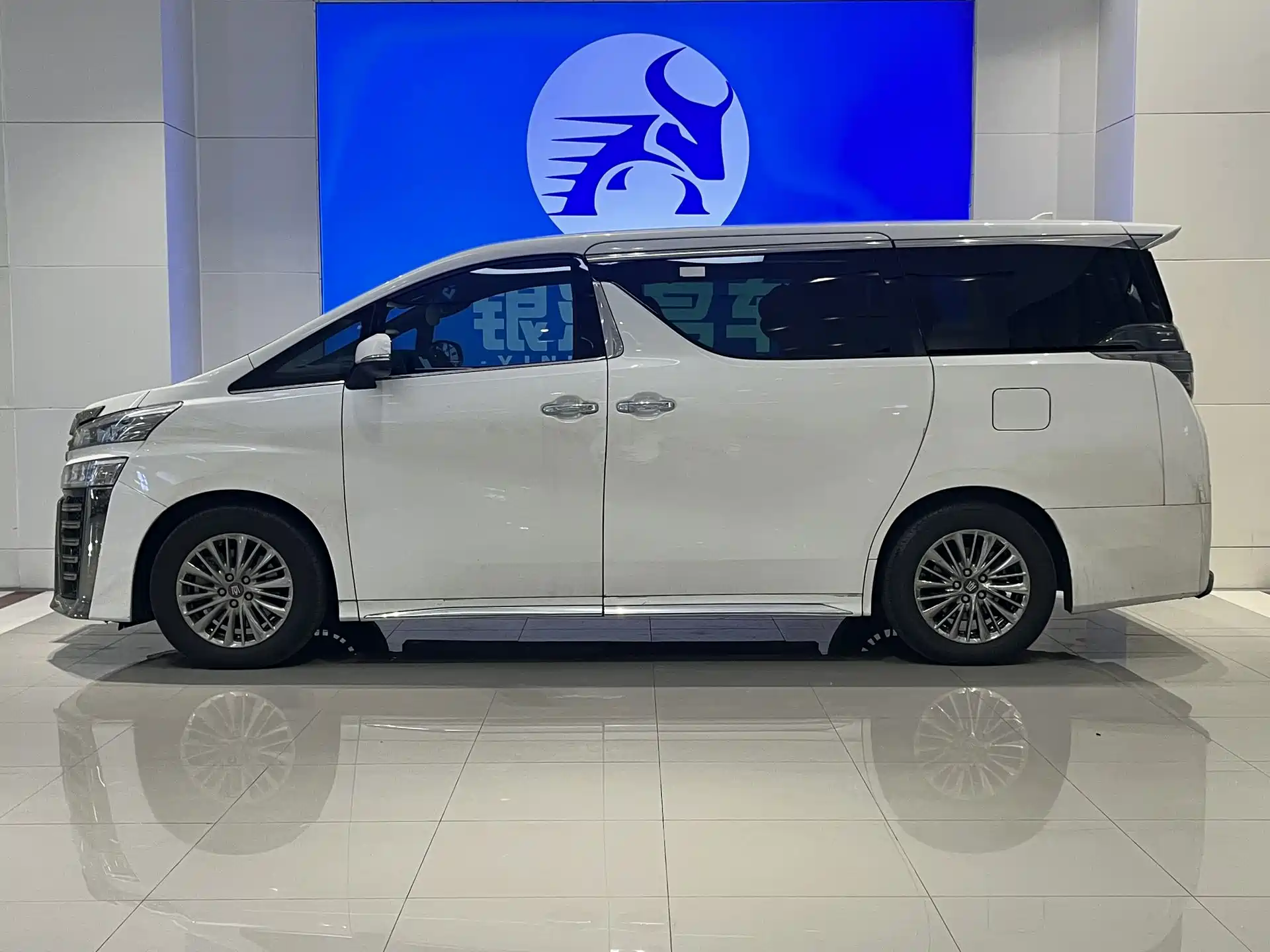 Photo 4 - Toyota Vellfire