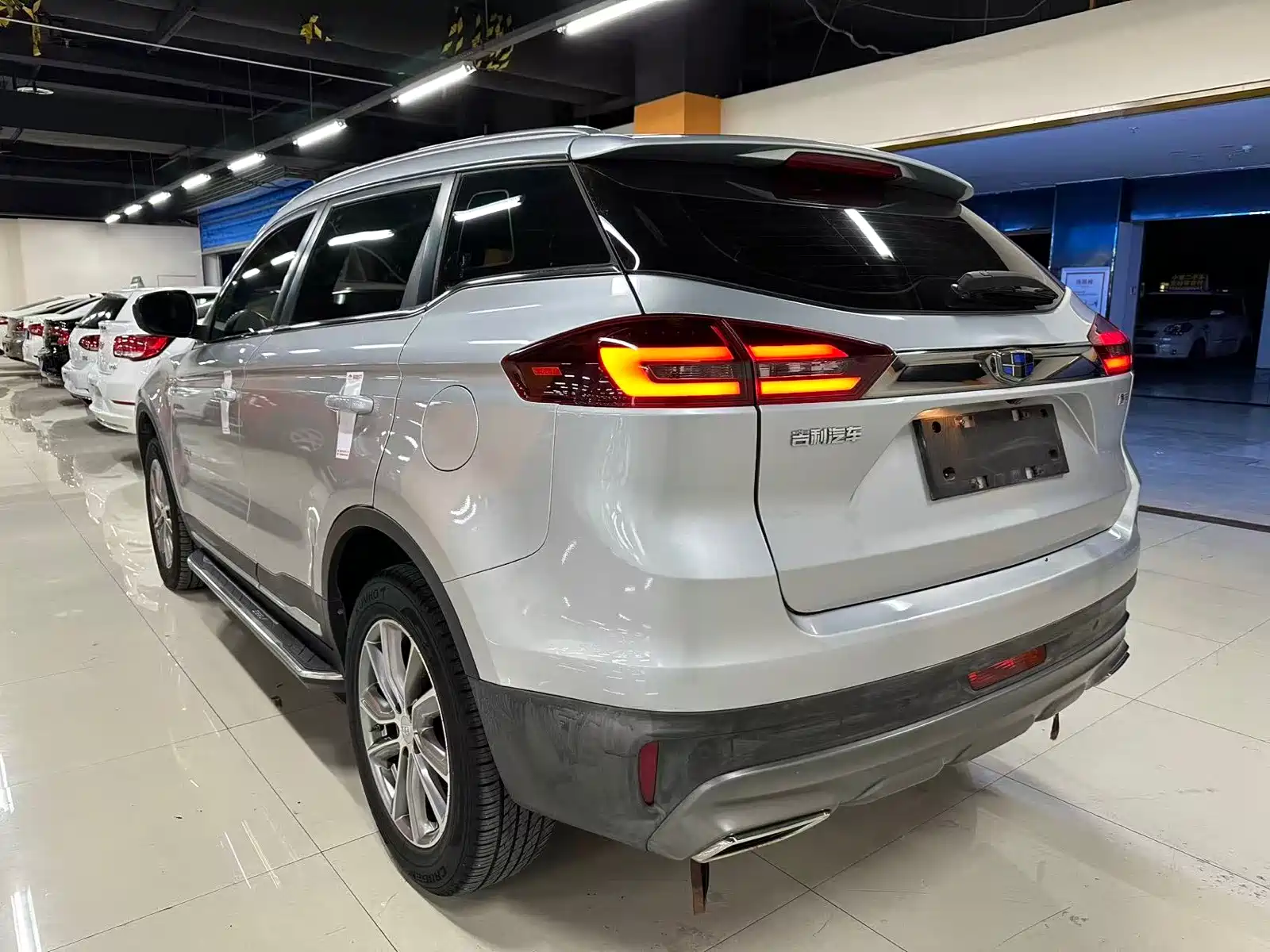 Фото 8 - Geely Atlas