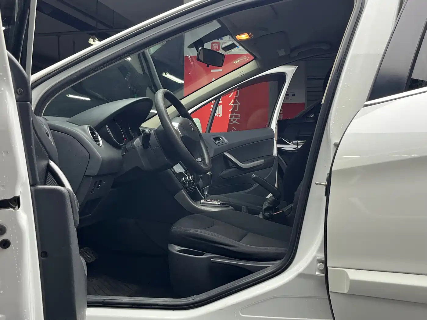 Peugeot 408 2013 2.0L Automatic Comfort Edition фото 9