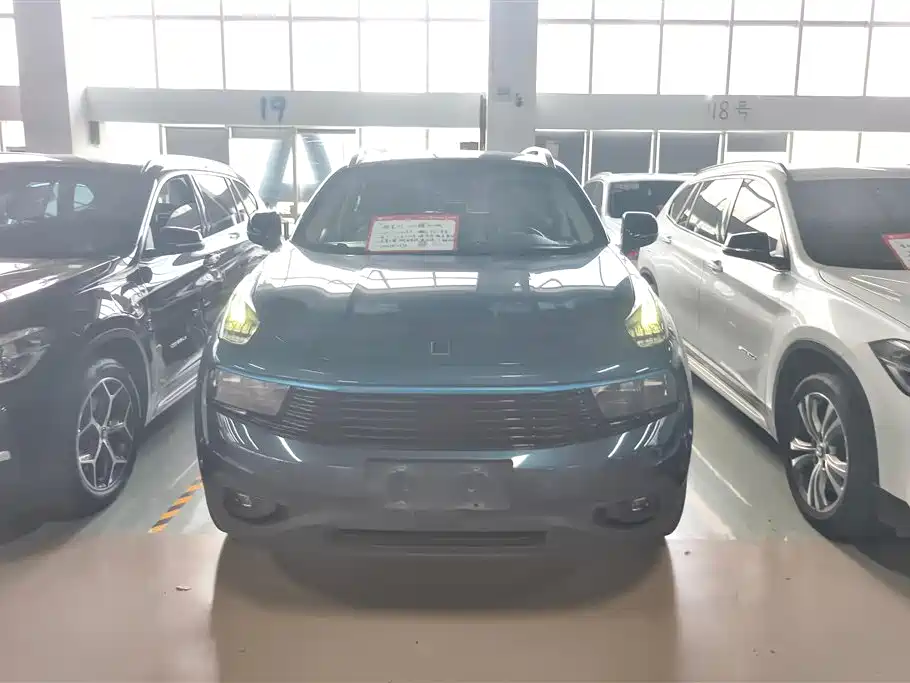Lynk & Co 01 2017 2.0T 2WD Pro Shine Edition фото 2
