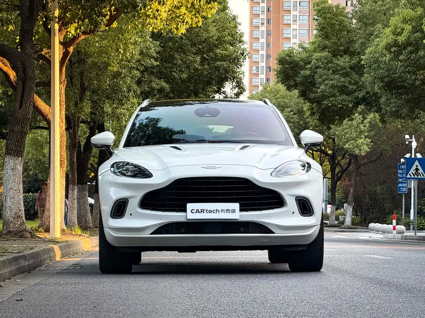 ASTON MARTIN DBX
