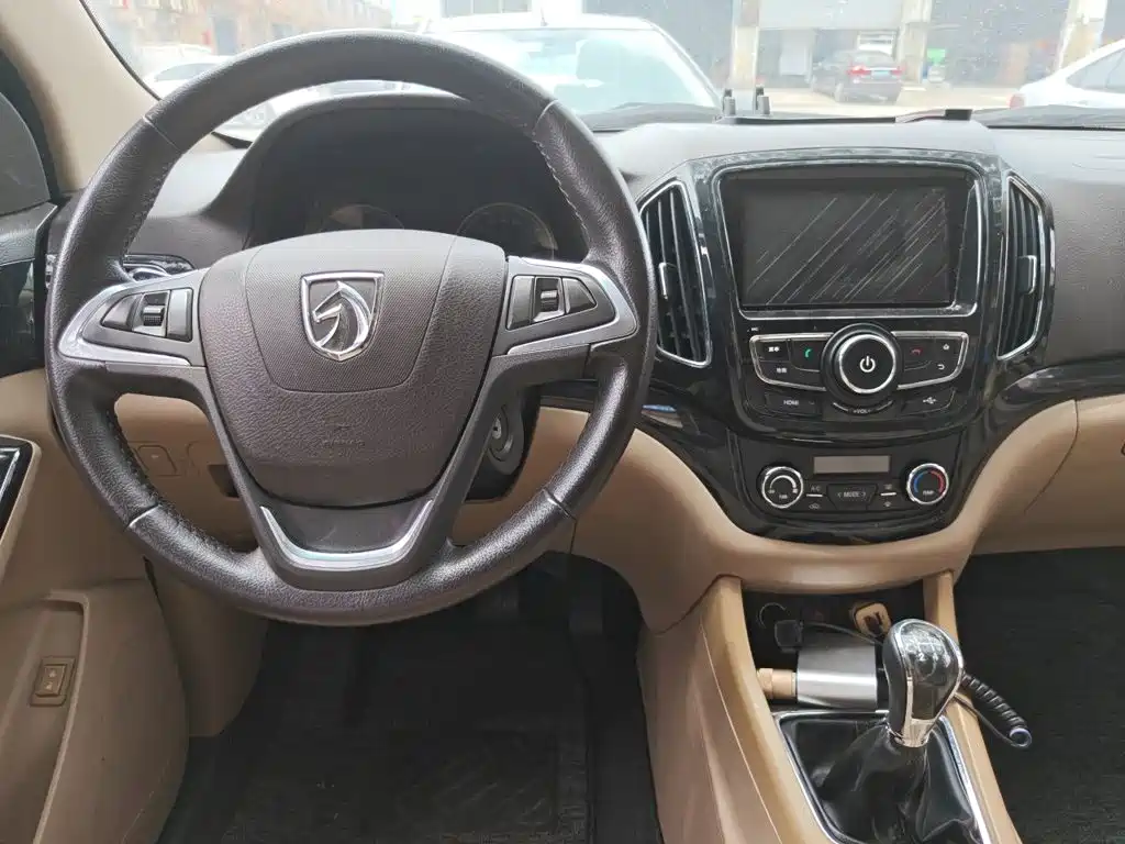 Baojun 730 2015 2014 1.5L Manual Luxury Navigation ESP Edition 7-Seater