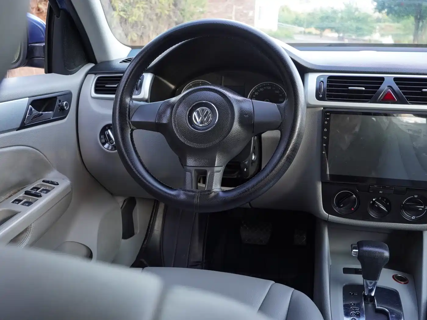 Volkswagen Bora 2012 1.6L Automatic Fashion Value Edition фото 6