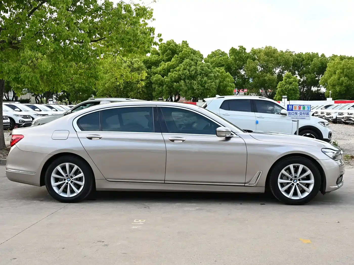 BMW 7 Series 2016 730Li Leading фото 8