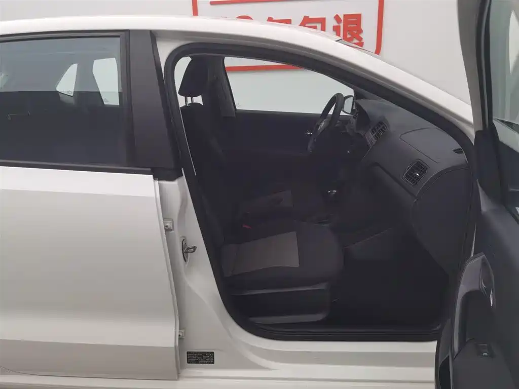 Volkswagen Polo 2016 1.4L Automatic Trend фото 23