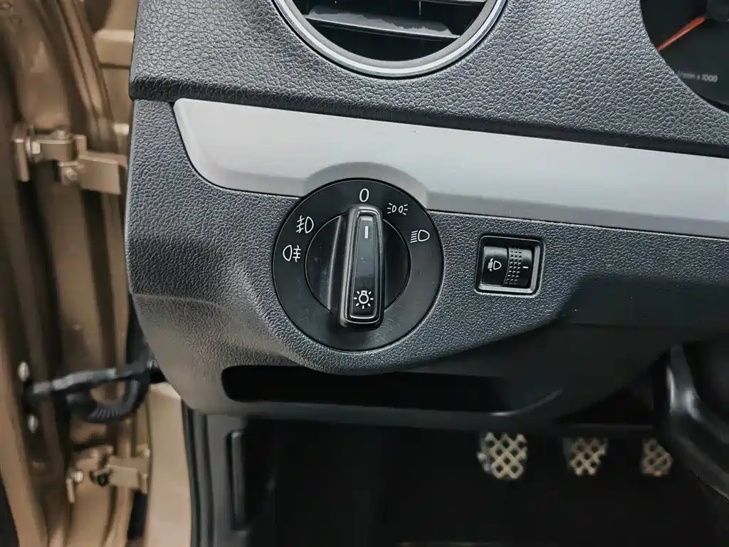 Volkswagen Jetta 2013 1.6L Manual Comfort фото 21