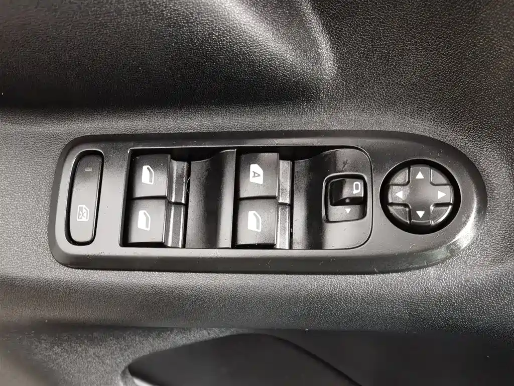 Peugeot 301 2014 1.6L Automatic Premium Edition фото 9