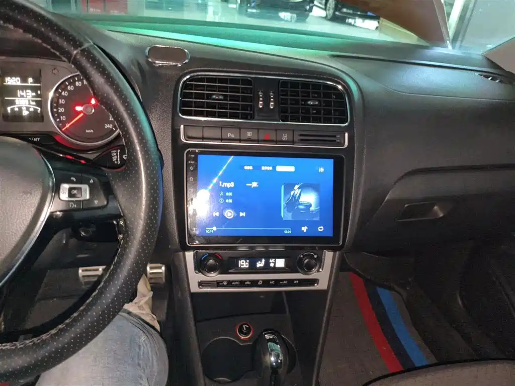 Volkswagen Polo 2014 1.6L Cross Polo Automatic фото 9