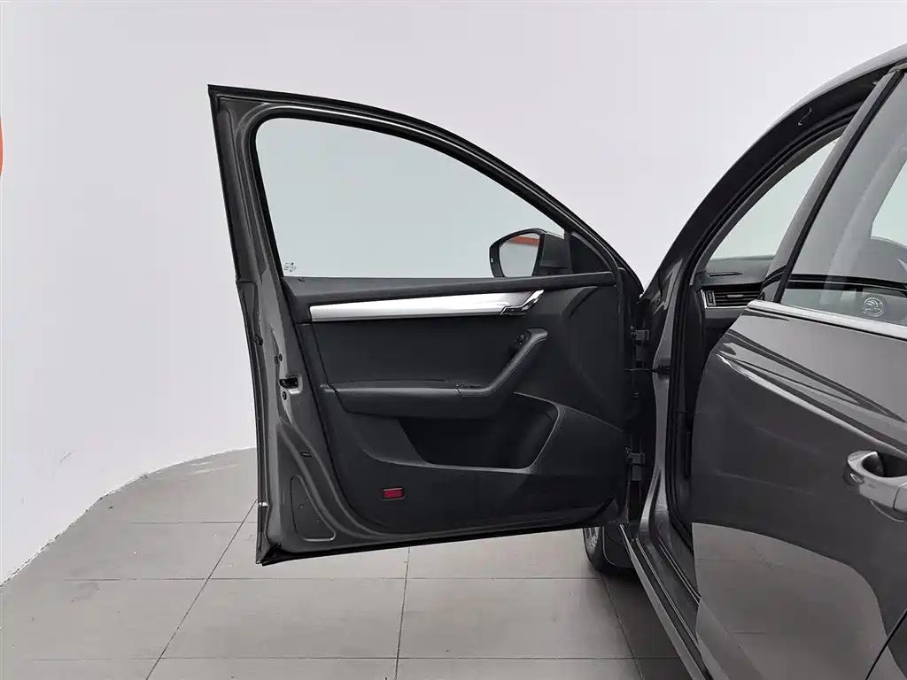Škoda Octavia 2017 1.6L Manual ChuangXing фото 8