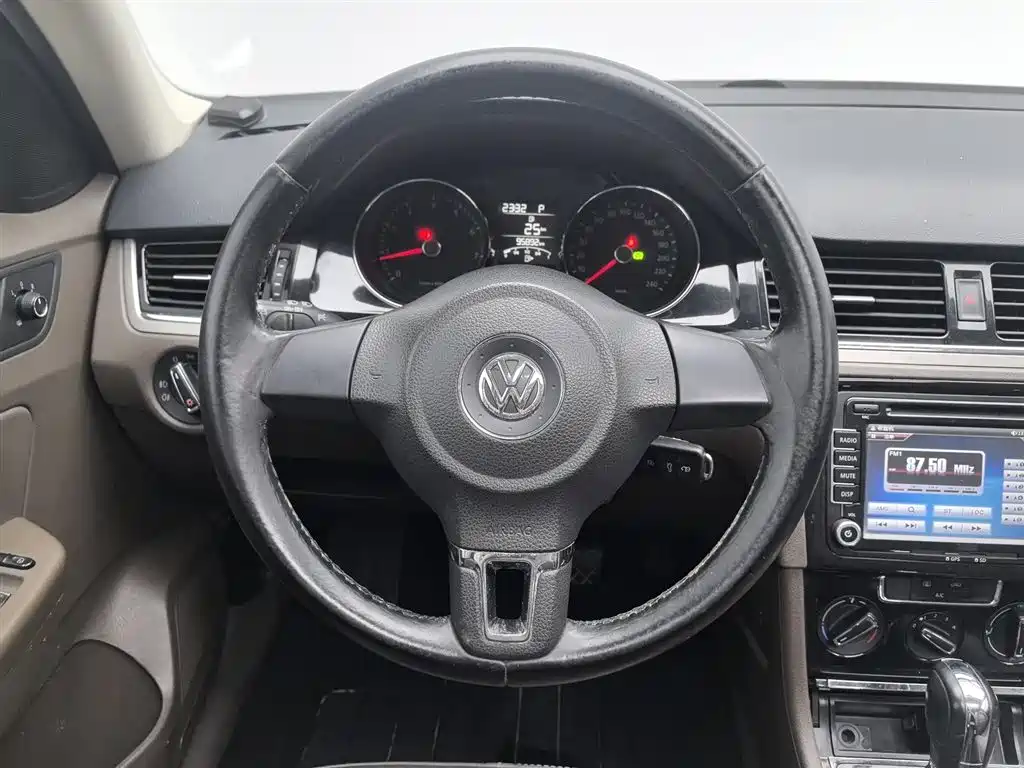 Volkswagen Bora 2014 1.6L Automatic Comfort Edition фото 11