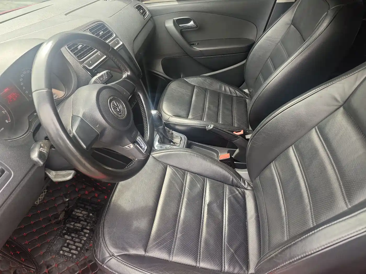 Volkswagen Polo 2011 1.6L Automatic Cool Edition фото 10