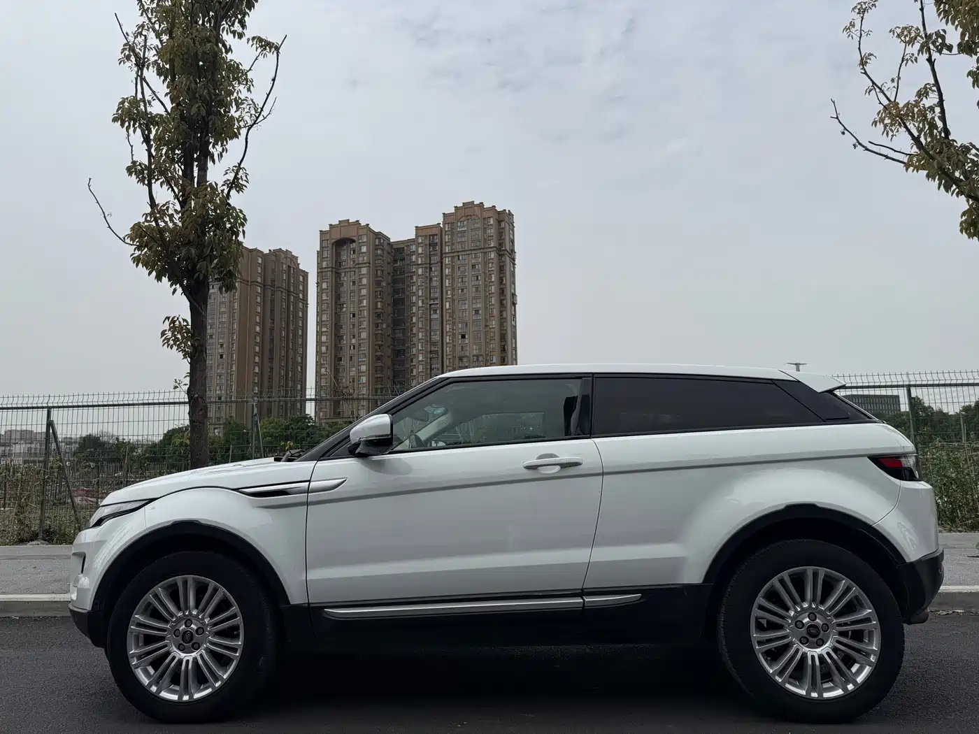 Land Rover Range Rover Evoque (Import) 2013 2.0T 3-Door Glamour Edition фото 22