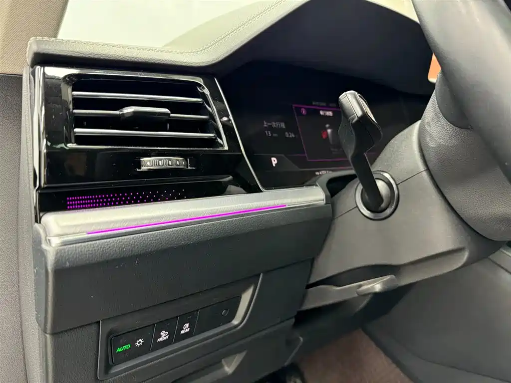 Volkswagen Touareg 2022 2.0TSI Rui Shang Edition фото 7