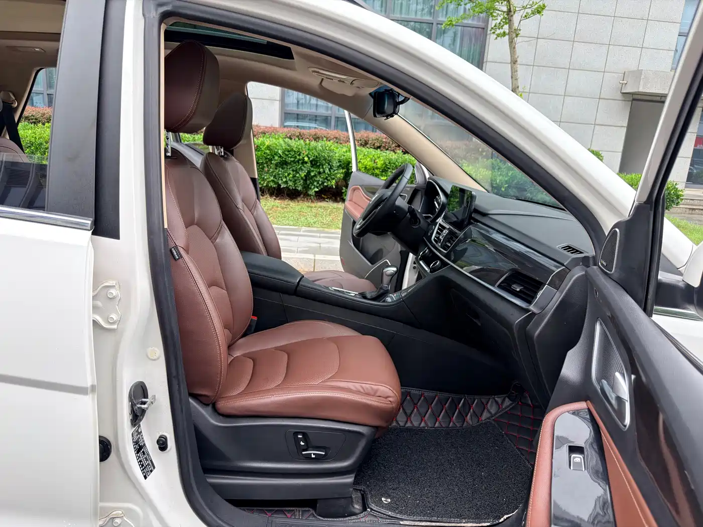 Baojun 560 2017 2017 1.5T DCT Flagship 7-seater