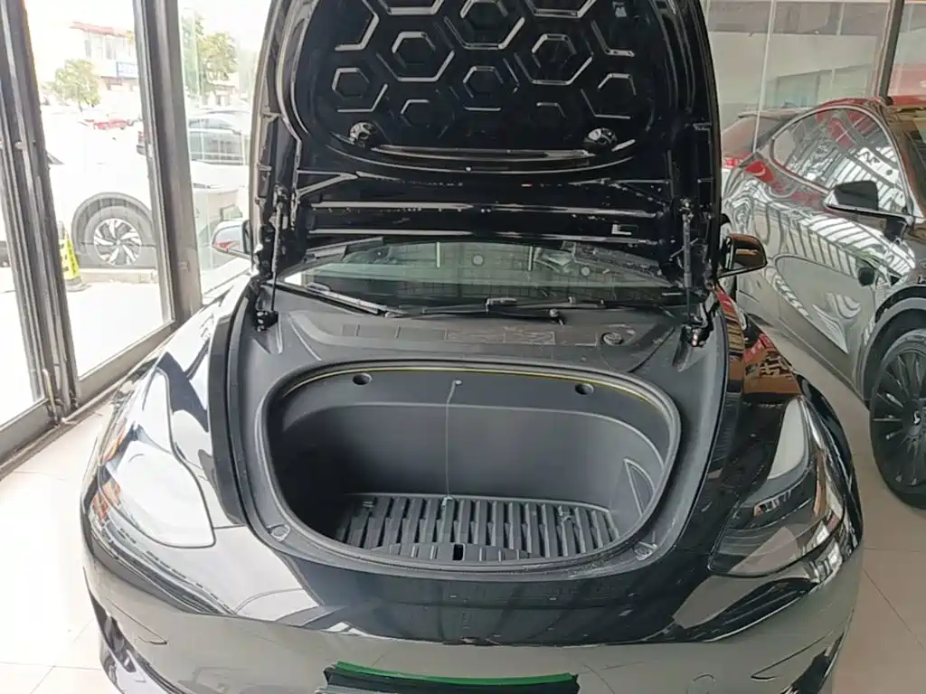 Фото 20 - Tesla Model 3