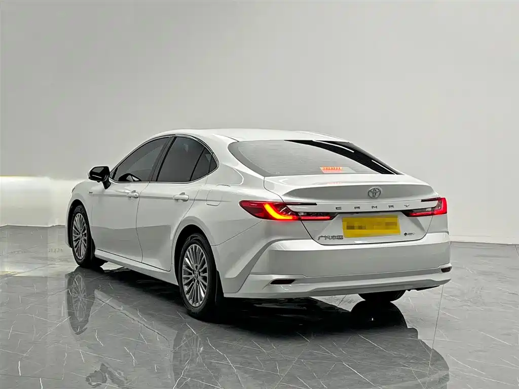 Toyota Camry 2024 Hybrid 2.0HE Elite Edition фото 4