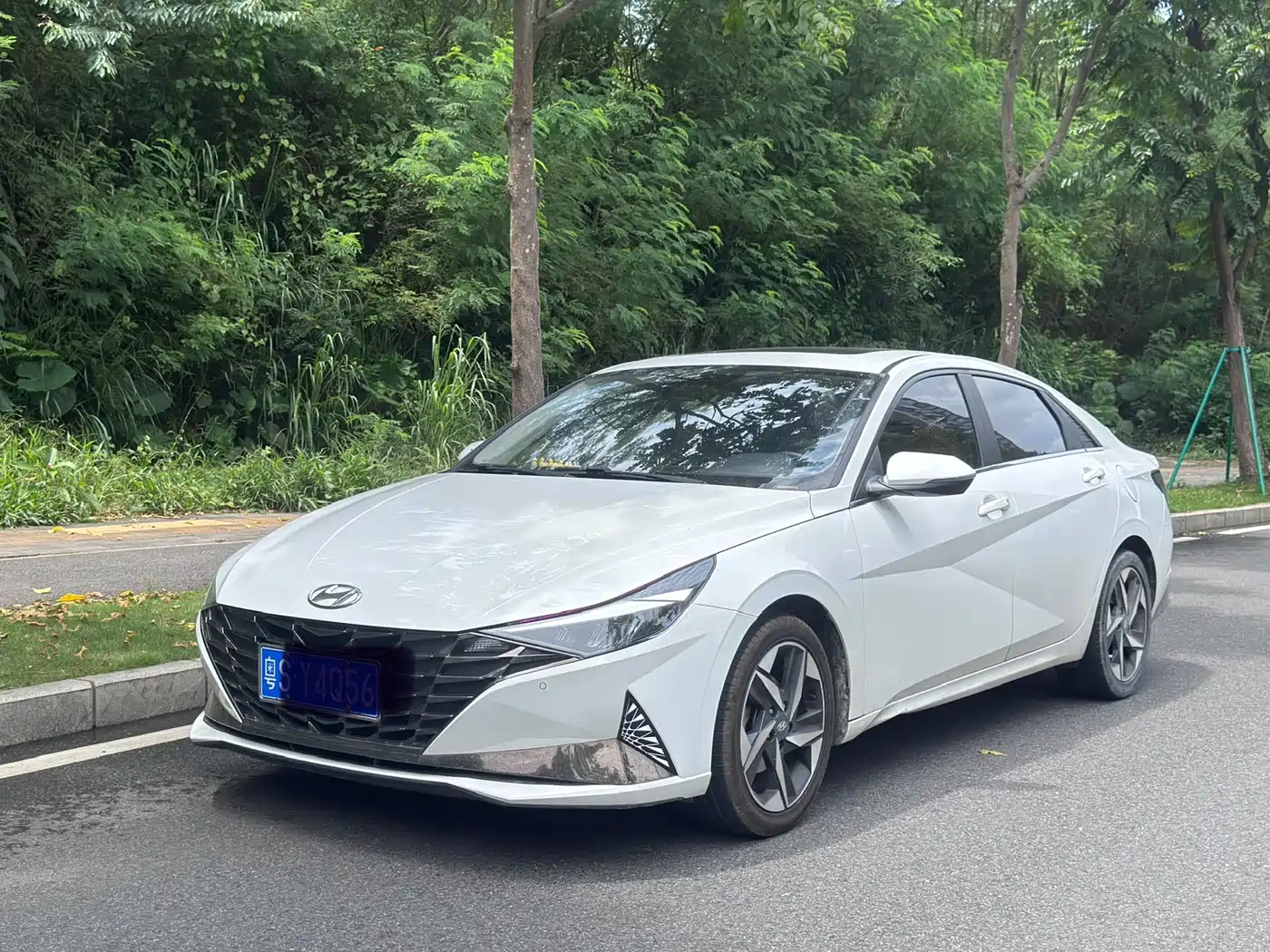 Photo 1 - Hyundai Elantra