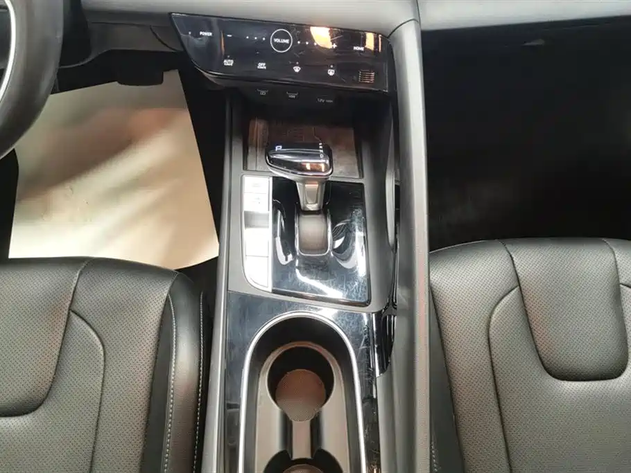 Hyundai Elantra 2021 1.5L CVT LUX Premium Edition фото 16