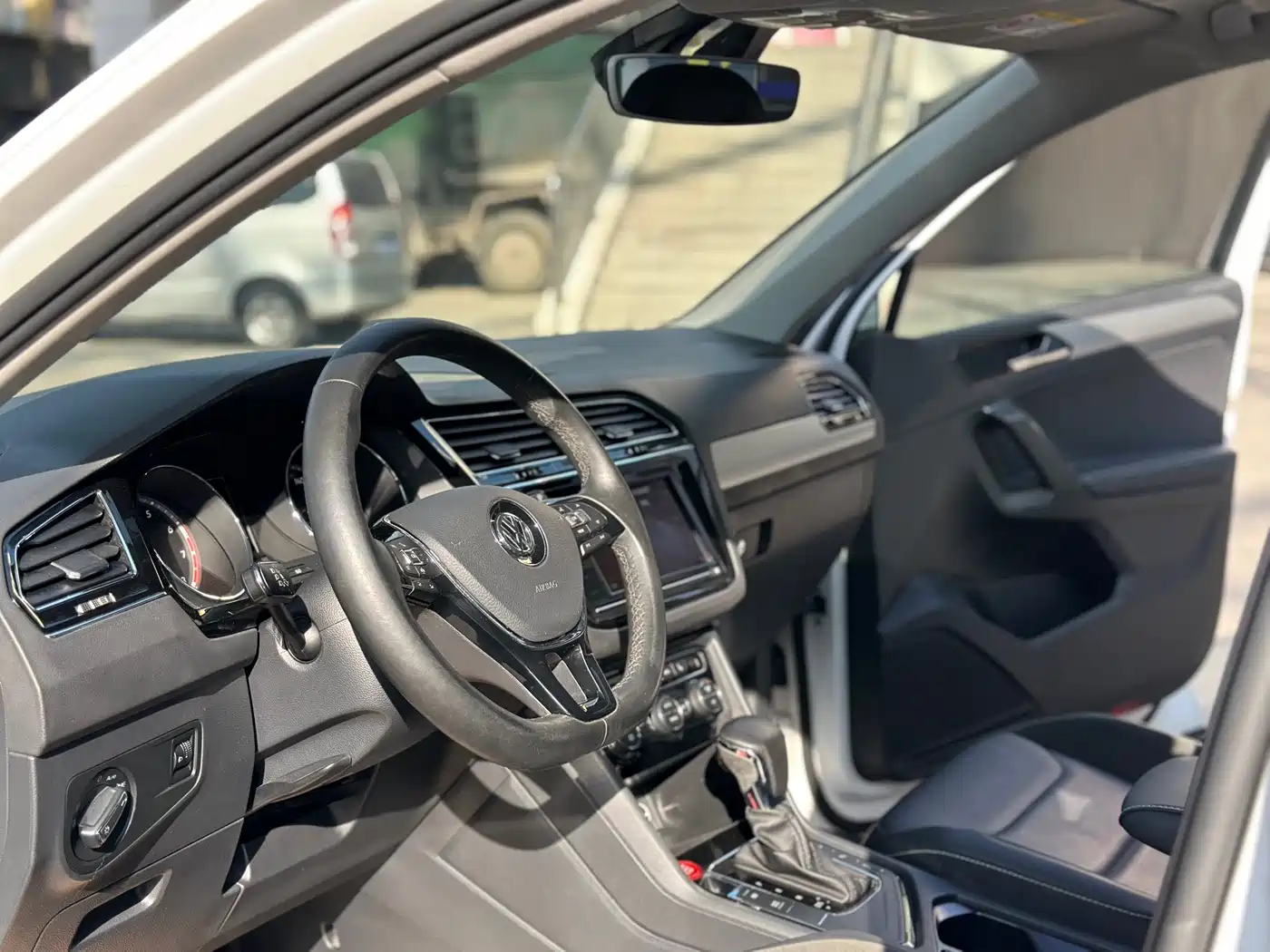 Volkswagen Tiguan L 2019 330TSI Automatic 2WD Smart Luxury Edition China VI фото 16