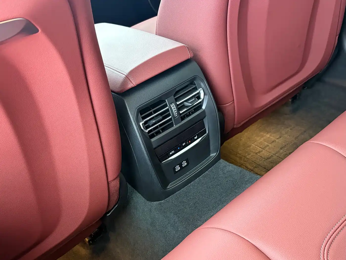 BMW 3 Series 2024 330i M Sport Shadowline Package фото 12