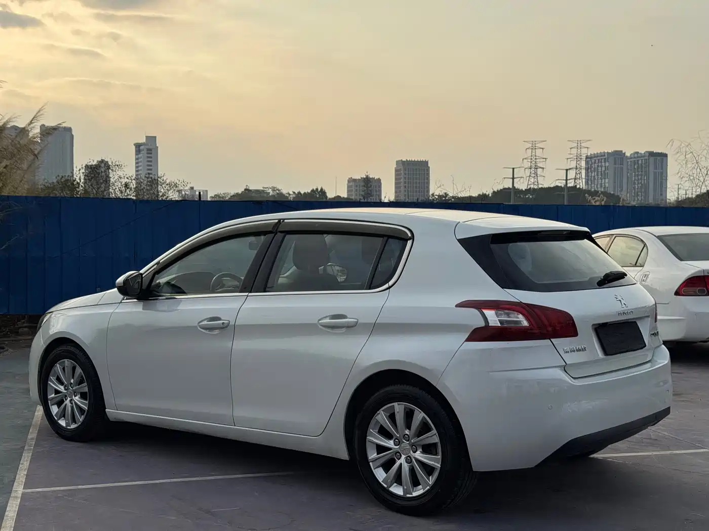 Peugeot 308S 2015 1.2T Auto Dynamic Edition фото 6