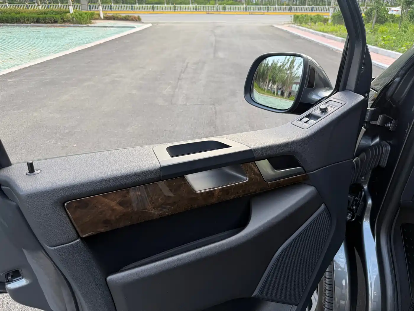 Volkswagen Multivan 2018 2.0TSI 4WD Explorer Edition 7-Seater фото 12