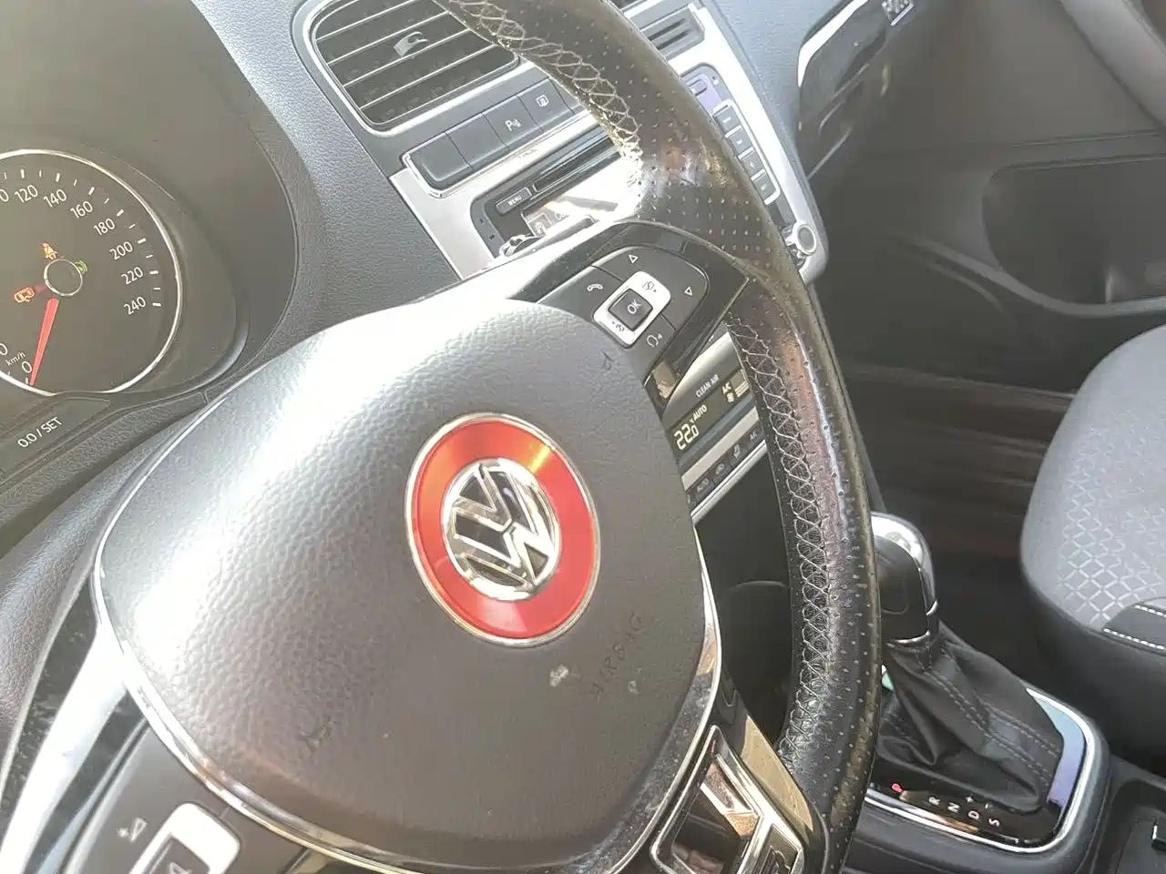 Volkswagen Polo 2016 1.6L Cross Polo Automatic фото 15