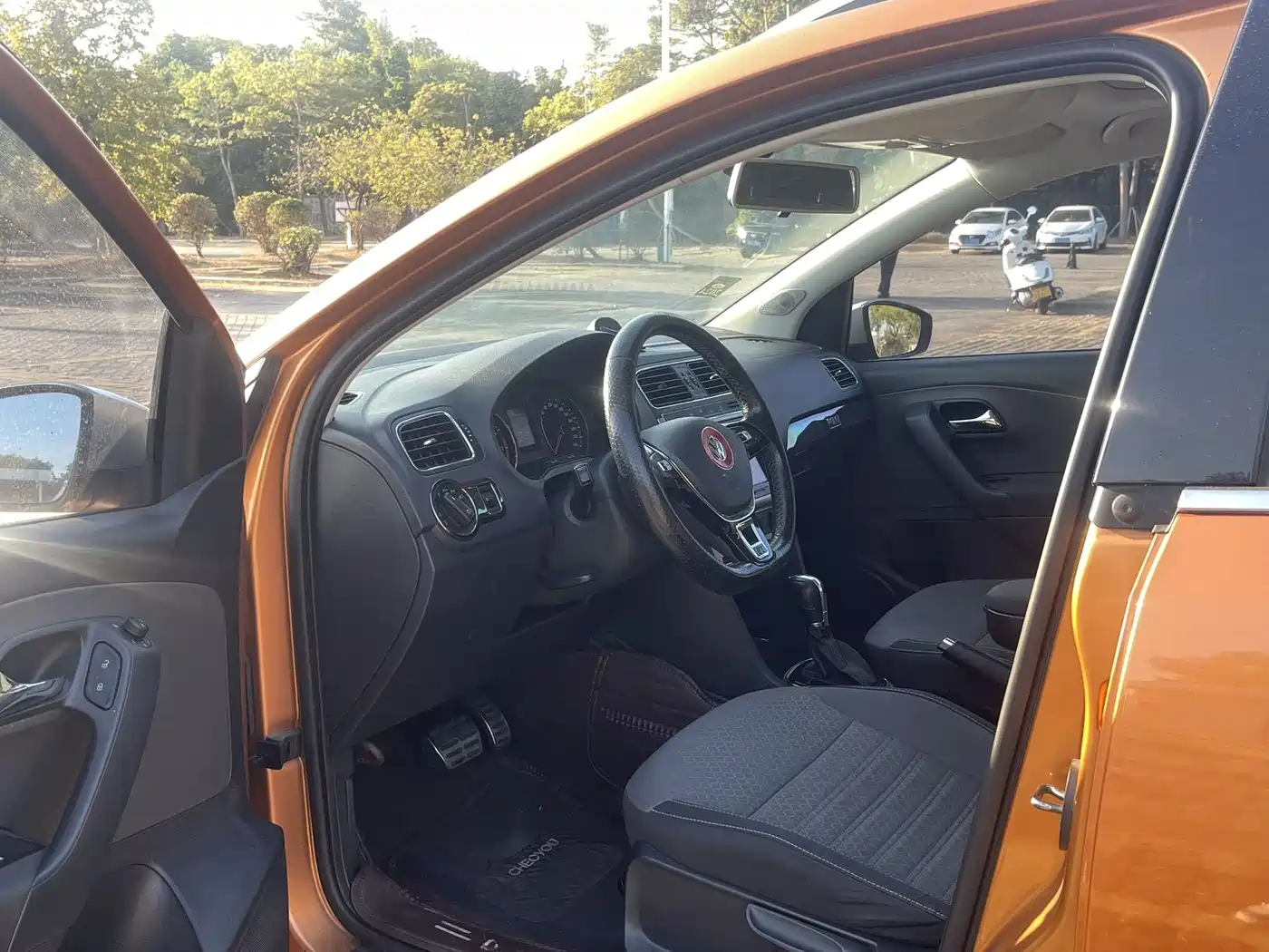 Volkswagen Polo 2016 1.6L Cross Polo Automatic фото 5