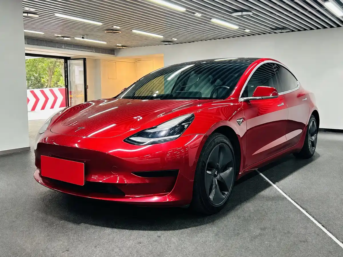 Фото 3 - Tesla Model 3