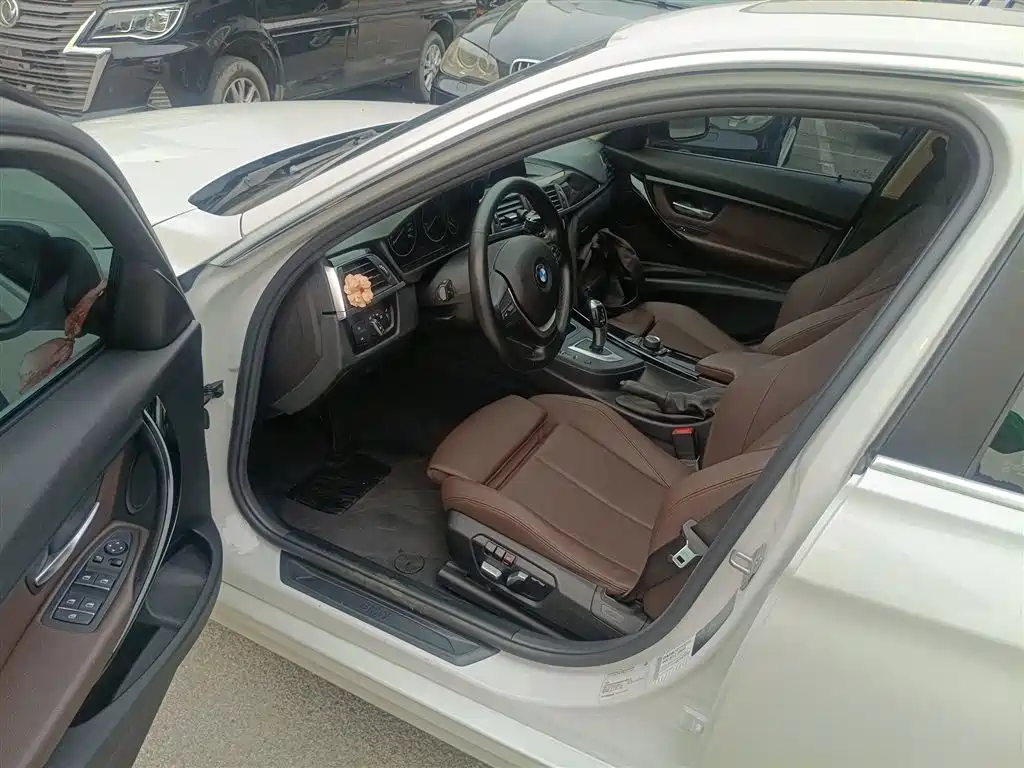 BMW 3 Series 2018 318Li фото 12