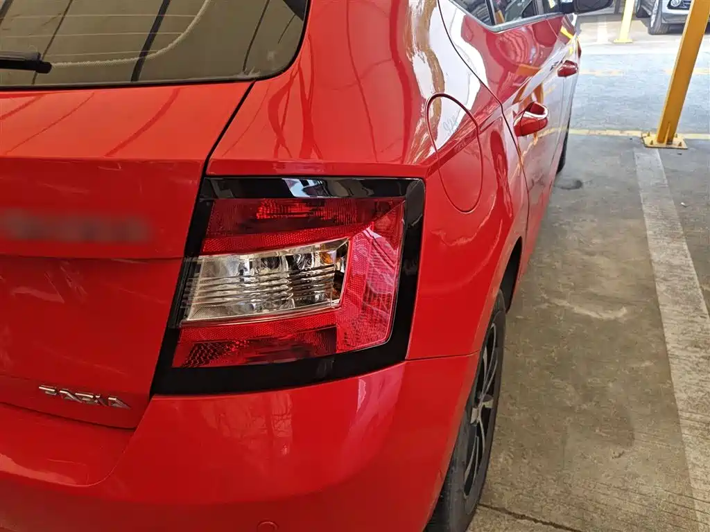 Škoda Fabia 2015 1.4L Automatic Advance Edition фото 19